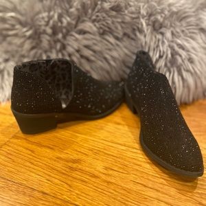 Very G Crystal in black